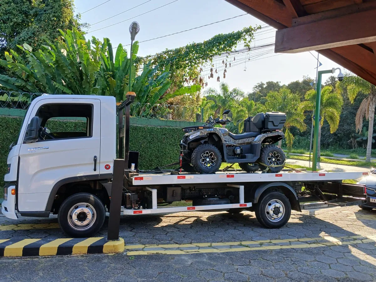 ATV loaded on a Drop Guincho flatbed tow truck