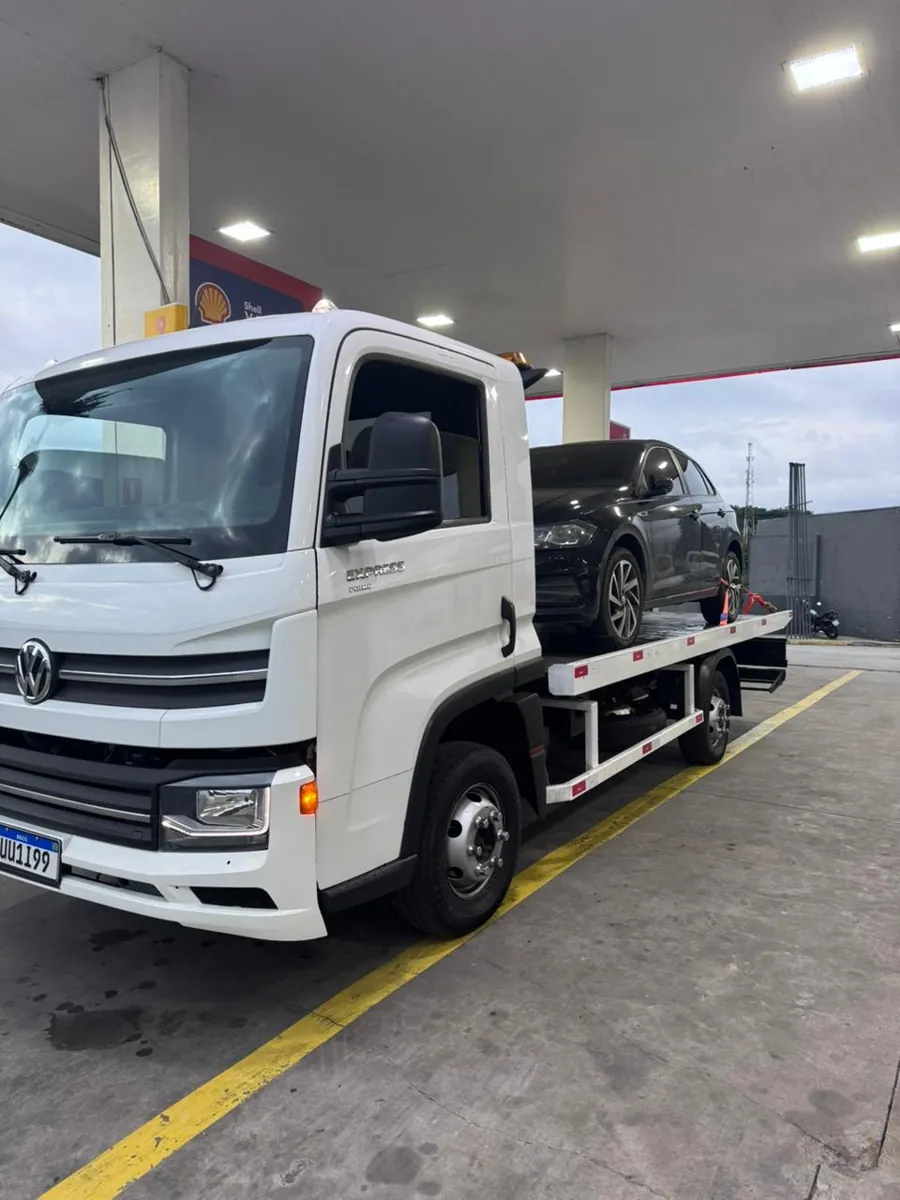 Drop Guincho tow truck with a car at a gas station