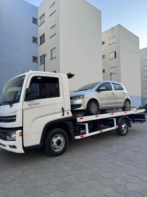 Hatchback loaded on a Drop Guincho flatbed truck