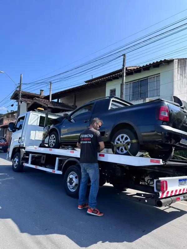 Drop Guincho operator securing a pickup on the flatbed